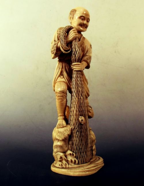 LARGE JAPANESE MEIJI PERIOD CARVED IVORY FISHERMAN OKIMONO - ADDITIONAL PHOTO 1