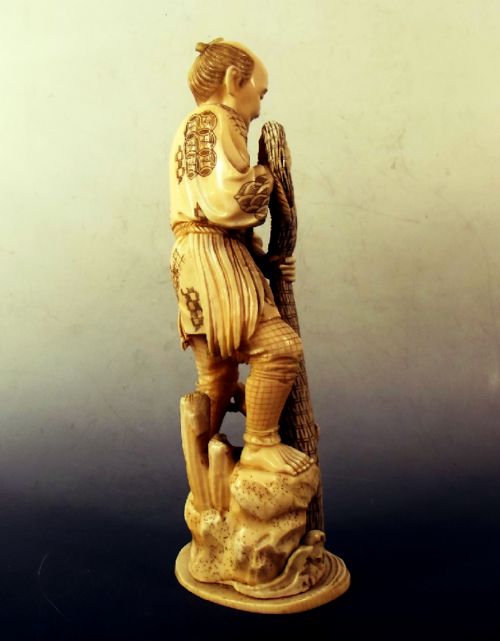 LARGE JAPANESE MEIJI PERIOD CARVED IVORY FISHERMAN OKIMONO - ADDITIONAL PHOTO 2