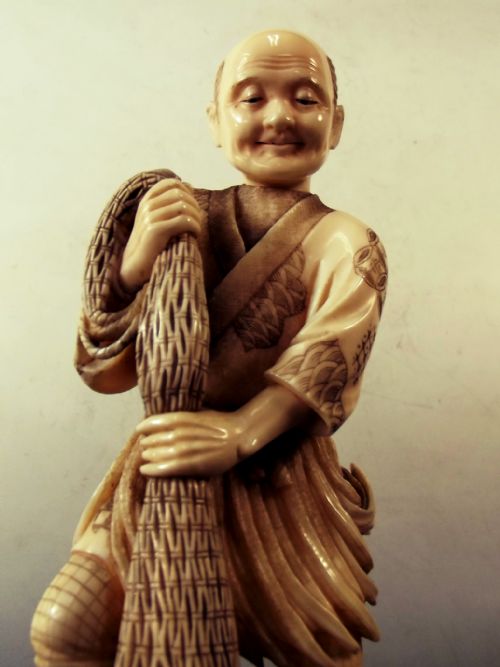 LARGE JAPANESE MEIJI PERIOD CARVED IVORY FISHERMAN OKIMONO - ADDITIONAL PHOTO 3