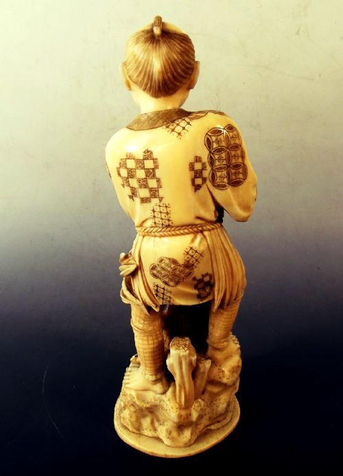 LARGE JAPANESE MEIJI PERIOD CARVED IVORY FISHERMAN OKIMONO - ADDITIONAL PHOTO 4
