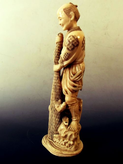 LARGE JAPANESE MEIJI PERIOD CARVED IVORY FISHERMAN OKIMONO - ADDITIONAL PHOTO 5