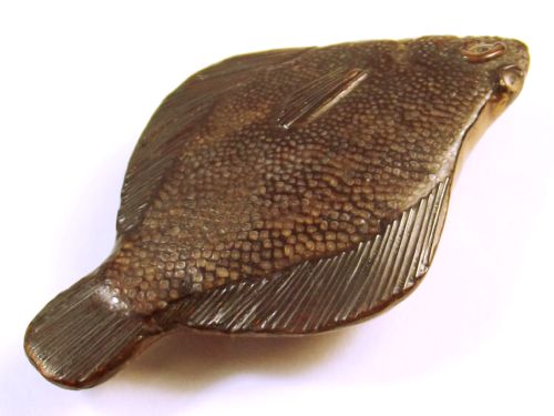 JAPANESE MEIJI PERIOD LACQUERED WOOD SANDDAB NETSUKE - ADDITIONAL PHOTO 1