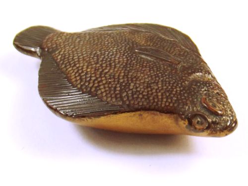 JAPANESE MEIJI PERIOD LACQUERED WOOD SANDDAB NETSUKE - ADDITIONAL PHOTO 2