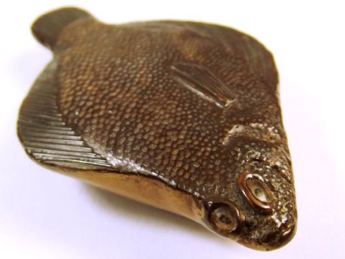 JAPANESE MEIJI PERIOD LACQUERED WOOD SANDDAB NETSUKE - ADDITIONAL PHOTO 8