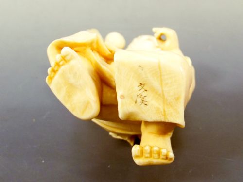 JAPANESE MEIJI PERIOD TOKYO SCHOOL IVORY OKIMONO OF A BOX - ADDITIONAL PHOTO 6