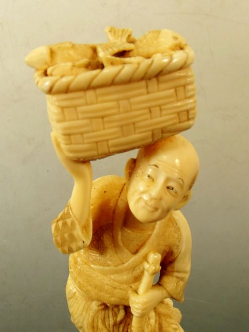 JAPANESE MEIJI PERIOD IVORY SPEAR FISHERMAN OKIMONO - ADDITIONAL PHOTO 2