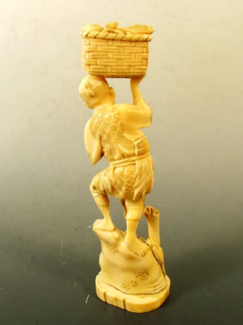 JAPANESE MEIJI PERIOD IVORY SPEAR FISHERMAN OKIMONO - ADDITIONAL PHOTO 3