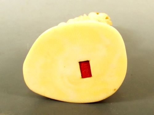 JAPANESE MEIJI PERIOD IVORY FRUIT PICKER OKIMONO - ADDITIONAL PHOTO 4