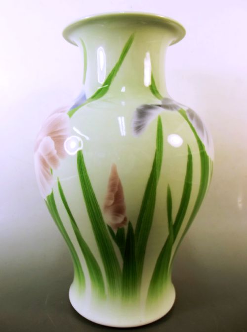 LARGE JAPANESE MAKAZU KOZAN POLYCHROME PORCELAIN VASE - ADDITIONAL PHOTO 1