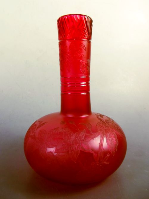 STEVENS AND WILLIAMS CRANBERRY URANIUM GLASS FAUX CAMEO VASE - ADDITIONAL PHOTO 1