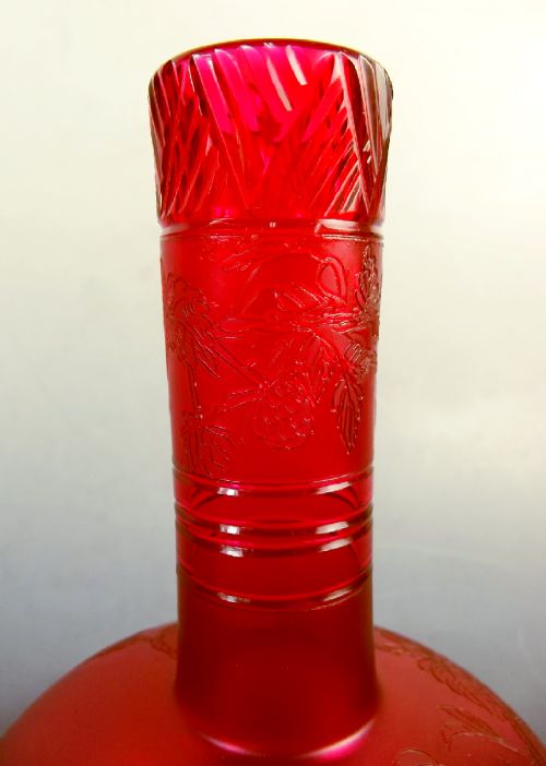 STEVENS AND WILLIAMS CRANBERRY URANIUM GLASS FAUX CAMEO VASE - ADDITIONAL PHOTO 2