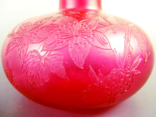 STEVENS AND WILLIAMS CRANBERRY URANIUM GLASS FAUX CAMEO VASE - ADDITIONAL PHOTO 3