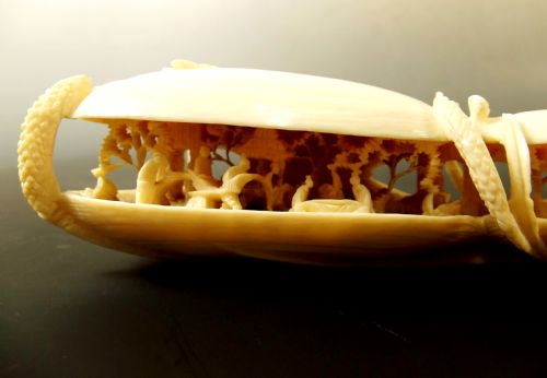 UNUSUAL CHINESE CARVED IVORY DOUBLE WORLD IN A CLAM C1900 - ADDITIONAL PHOTO 1