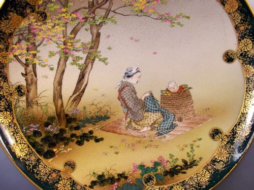 JAPANESE SATSUMA PLATE ON TEAL GROUND SIGNED KINKOZAN - ADDITIONAL PHOTO 1