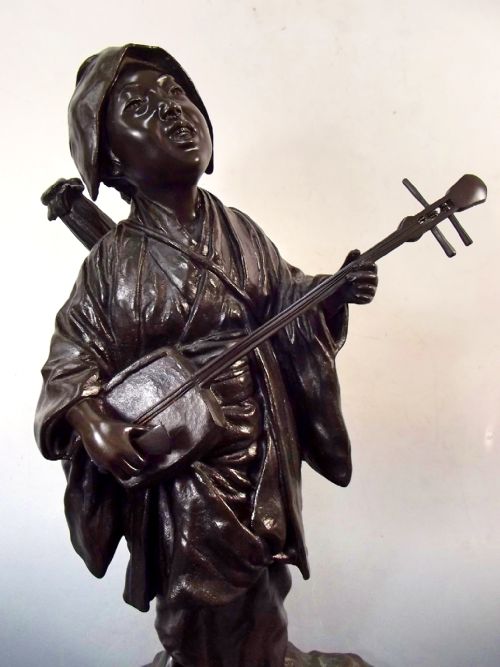 FINE JAPANESE MEIJI PERIOD TOKYO SCHOOL BRONZE SHAMISEN PLAYER OKIMONO - ADDITIONAL PHOTO 2