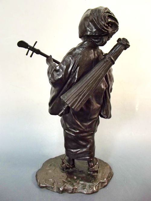FINE JAPANESE MEIJI PERIOD TOKYO SCHOOL BRONZE SHAMISEN PLAYER OKIMONO - ADDITIONAL PHOTO 3