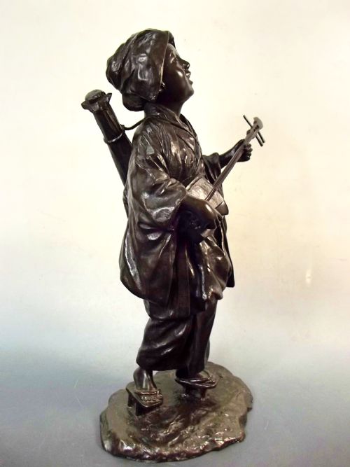 FINE JAPANESE MEIJI PERIOD TOKYO SCHOOL BRONZE SHAMISEN PLAYER OKIMONO - ADDITIONAL PHOTO 7