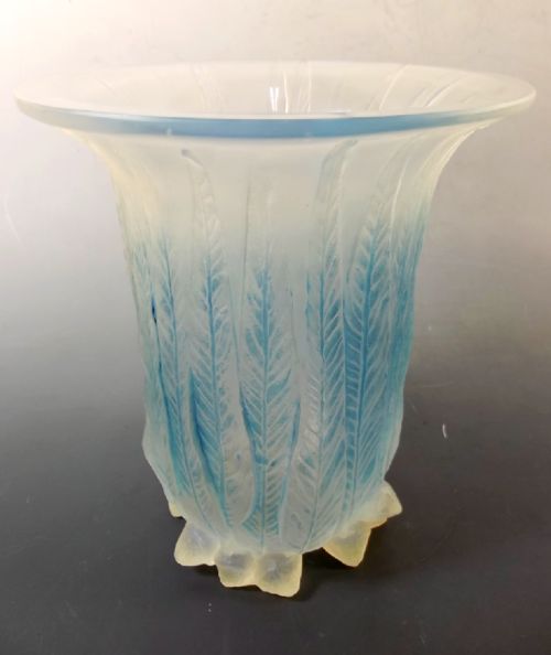r lalique eucalyptus opalescent glass vase - CATEGORY: ANTIQUE GLASS - DATED 1920