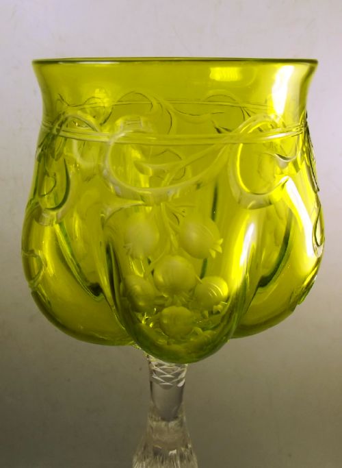 THOMAS WEBB LIME GREEN INTAGLIO CUT WINE GLASS C1890 - ADDITIONAL PHOTO 1