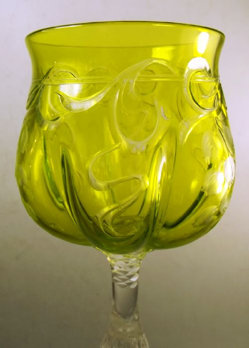 THOMAS WEBB LIME GREEN INTAGLIO CUT WINE GLASS C1890 - ADDITIONAL PHOTO 2