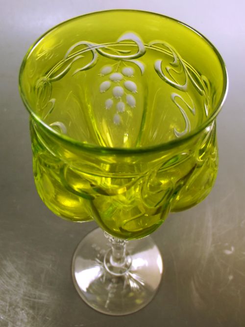 THOMAS WEBB LIME GREEN INTAGLIO CUT WINE GLASS C1890 - ADDITIONAL PHOTO 3