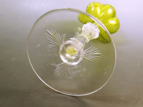THOMAS WEBB LIME GREEN INTAGLIO CUT WINE GLASS C1890 - ADDITIONAL PHOTO 4