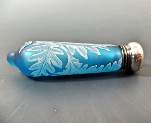 THOMAS WEBB WHITE OVER BLUE SILVER TOPPED CAMEO GLASS SCENT BOTTLE - ADDITIONAL PHOTO 3