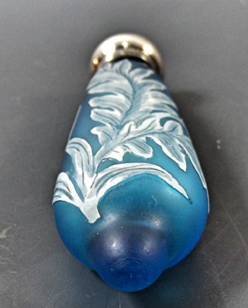 THOMAS WEBB WHITE OVER BLUE SILVER TOPPED CAMEO GLASS SCENT BOTTLE - ADDITIONAL PHOTO 6
