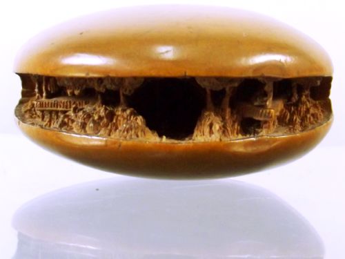 JAPANESE MEIJI PERIOD BOXWOOD WORLD IN A CLAM NETSUKE - ADDITIONAL PHOTO 3