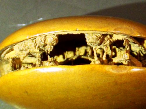 JAPANESE MEIJI PERIOD BOXWOOD WORLD IN A CLAM NETSUKE - ADDITIONAL PHOTO 6