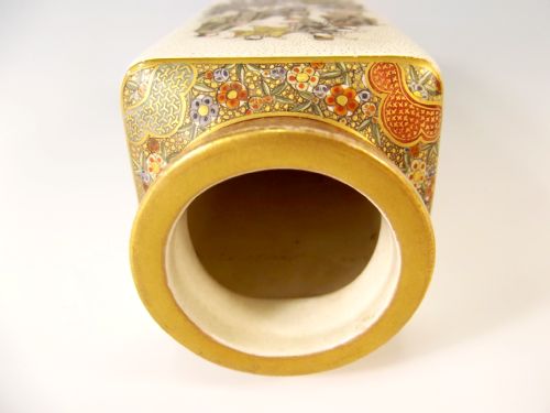 JAPANESE SATSUMA MEIJI PERIOD FOURSIDED VASE BY KINKOZAN - ADDITIONAL PHOTO 6