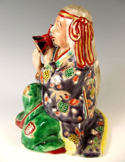 JAPANESE MEIJI PERIOD KUTANI FIGURE OF A FEMALE DRUMMER - ADDITIONAL PHOTO 1
