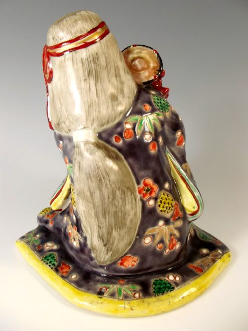 JAPANESE MEIJI PERIOD KUTANI FIGURE OF A FEMALE DRUMMER - ADDITIONAL PHOTO 2