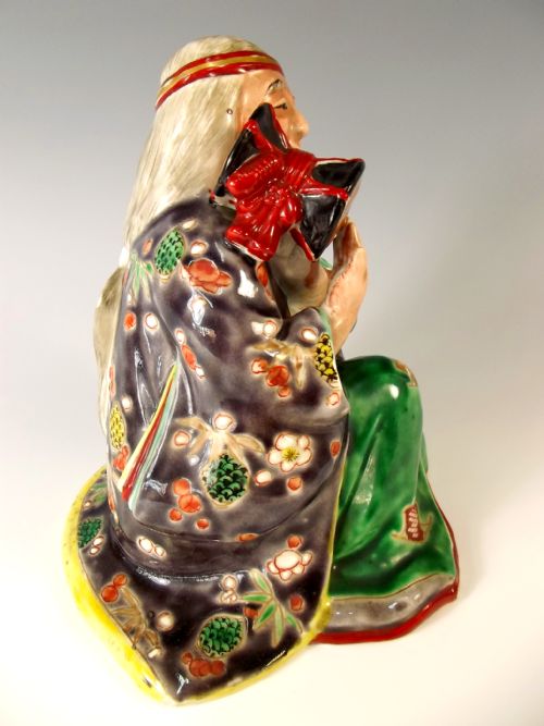 JAPANESE MEIJI PERIOD KUTANI FIGURE OF A FEMALE DRUMMER - ADDITIONAL PHOTO 3