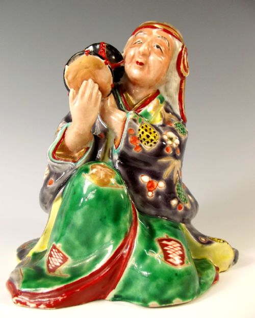 JAPANESE MEIJI PERIOD KUTANI FIGURE OF A FEMALE DRUMMER - ADDITIONAL PHOTO 4
