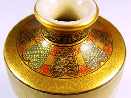 PAIR JAPANESE SATSUMA VASES BY OKAMOTO RYOZAN - ADDITIONAL PHOTO 6