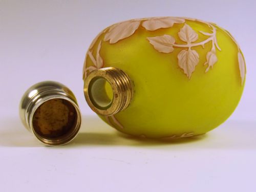 VICTORIAN THOMAS WEBB 3 COLOUR CAMEO GLASS SILVER TOPPED PERFUME BOTTLE - ADDITIONAL PHOTO 1