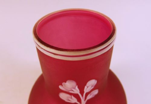 THOMAS WEBB WHITE OVER RED CAMEO GLASS VASE - ADDITIONAL PHOTO 1