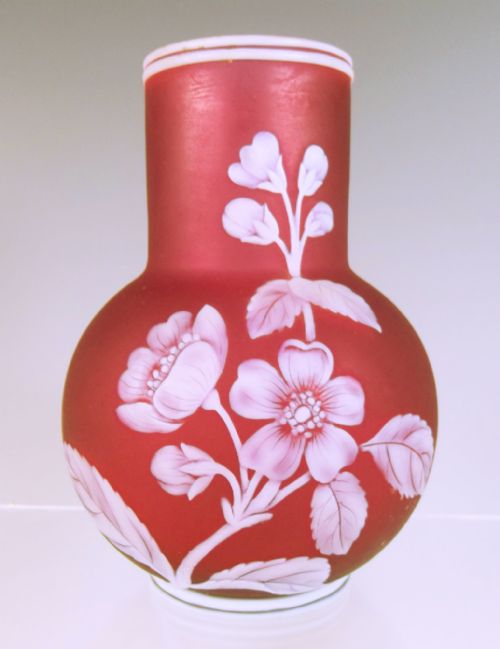 THOMAS WEBB WHITE OVER RED CAMEO GLASS VASE - ADDITIONAL PHOTO 2