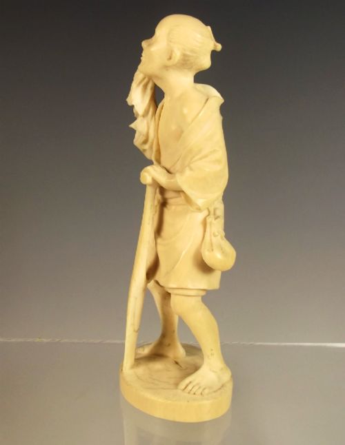 JAPANESE MEIJI PERIOD CARVED IVORY OKIMONO OF AN OARSMAN - ADDITIONAL PHOTO 1