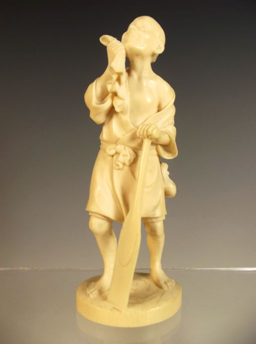 JAPANESE MEIJI PERIOD CARVED IVORY OKIMONO OF AN OARSMAN - ADDITIONAL PHOTO 2