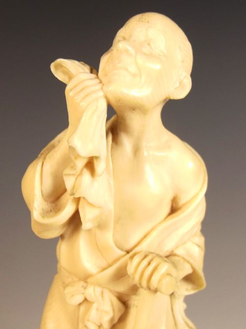 JAPANESE MEIJI PERIOD CARVED IVORY OKIMONO OF AN OARSMAN - ADDITIONAL PHOTO 3