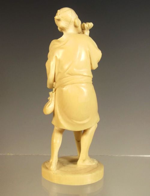 JAPANESE MEIJI PERIOD CARVED IVORY OKIMONO OF AN OARSMAN - ADDITIONAL PHOTO 4