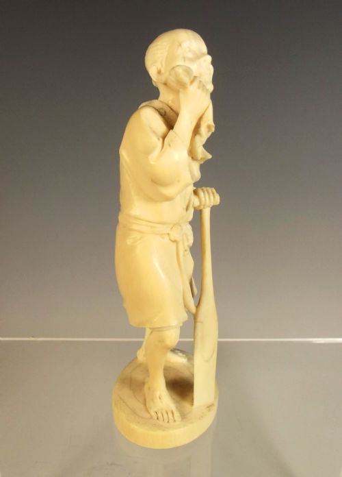 JAPANESE MEIJI PERIOD CARVED IVORY OKIMONO OF AN OARSMAN - ADDITIONAL PHOTO 5