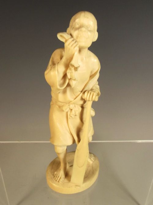 JAPANESE MEIJI PERIOD CARVED IVORY OKIMONO OF AN OARSMAN - ADDITIONAL PHOTO 6