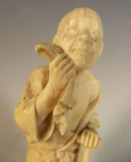 JAPANESE MEIJI PERIOD CARVED IVORY OKIMONO OF AN OARSMAN - ADDITIONAL PHOTO 7