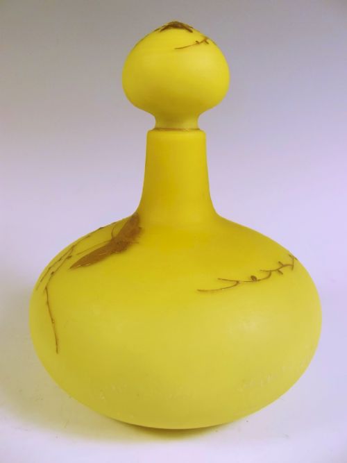 BOHEMIAN CARAMEL BURMESE GLASS SCENT BOTTLE WITH GILT DECORATION - ADDITIONAL PHOTO 1