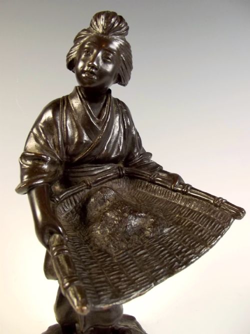 JAPANESE BRONZE OKIMONO OF A RICE SIFTER SEIYA MEIJI PERIOD - ADDITIONAL PHOTO 1