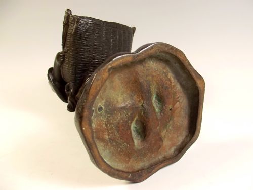 JAPANESE BRONZE OKIMONO OF A RICE SIFTER SEIYA MEIJI PERIOD - ADDITIONAL PHOTO 6