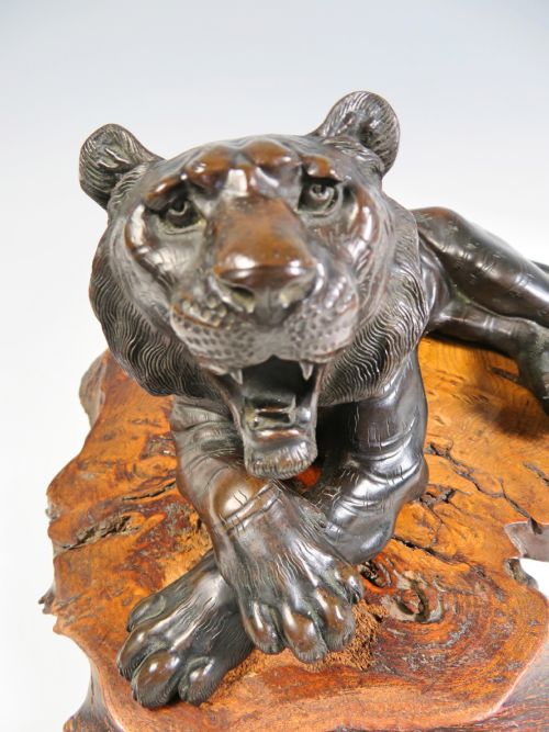 JAPANESE MEIJI PERIOD BRONZE RECUMBENT TIGER - ADDITIONAL PHOTO 3